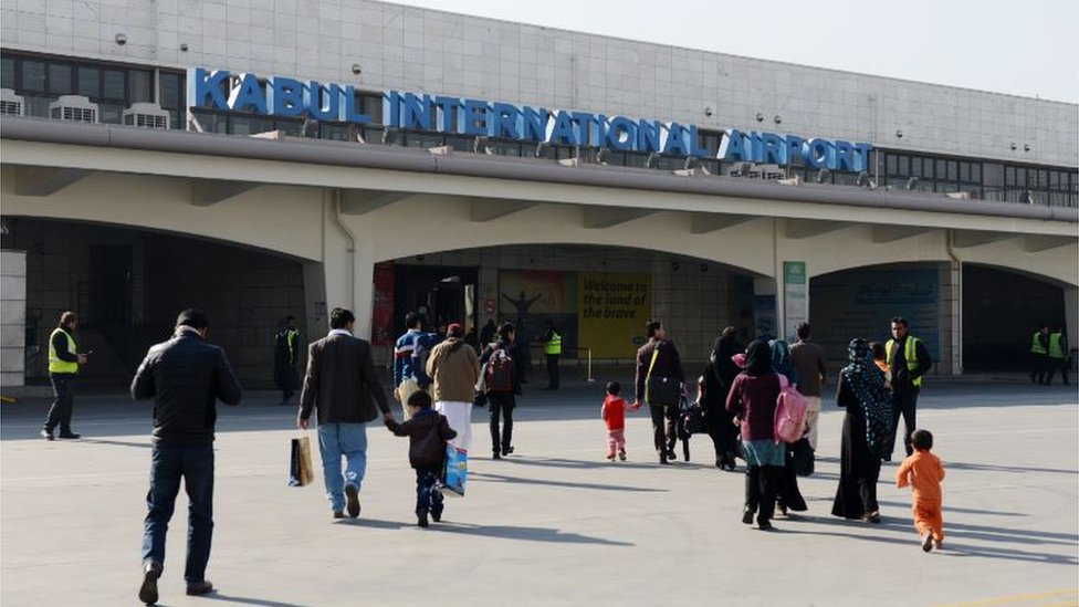 Korona virus, lažni testovi i Avganistan: Na šta su sve ljudi spremni samo da putuju 5 Kabul Airport