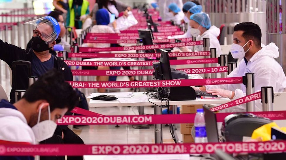 Korona virus, lažni testovi i Avganistan: Na šta su sve ljudi spremni samo da putuju 4 A tourist takes a selfie before he gets a medical screening upon arrival at the terminal