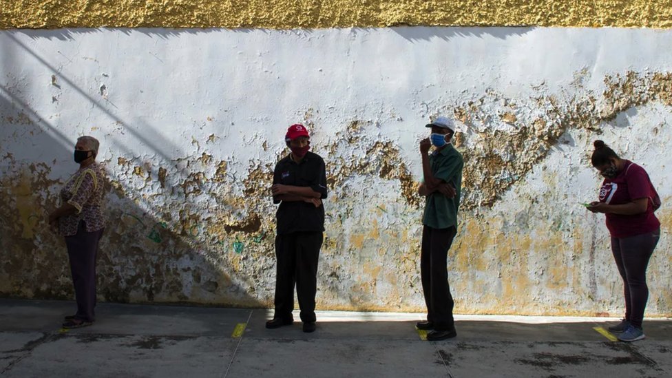 Korona virus i vakcinacija: Možete li da prenesete Kovid-19 ako ste vakcinisani 1 People wearing masks cueing up