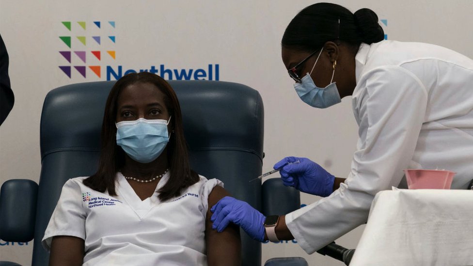 Korona virus i vakcinacija: Možete li da prenesete Kovid-19 ako ste vakcinisani 6 A nurse vaccinating a colleague