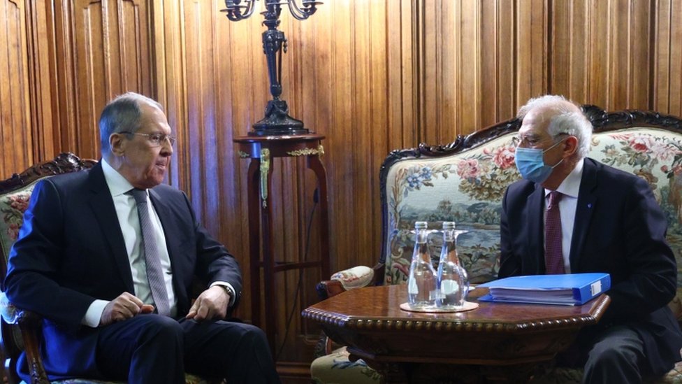 Russian Foreign Minister Sergei Lavrov (L) and High Representative of the EU for Foreign Affairs and Security Policy, Josep Borrell
