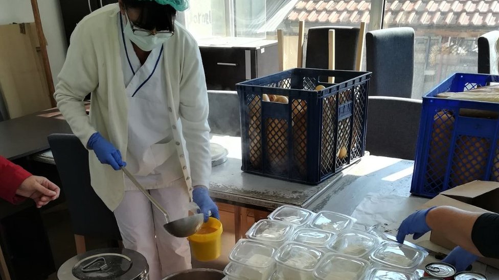 Korona virus i Crveni krst Srbije: Od ratova, preko potraga za nestalima do borbe protiv Kovida-19 3 narodna kuhinja