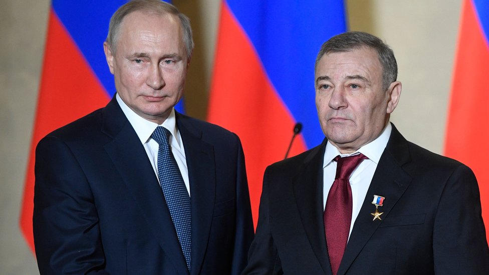 Rusija: Priča radnika o luksuzu, buđi i lažnim zidovima „Putinove palate" 3 Russian President Vladimir Putin decorates businessman Arkady Rotenberg on March 18, 2020