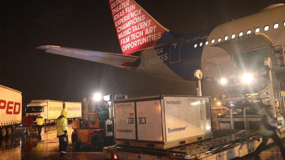 Korona virus: Stiglo 500.000 doza Sinofarm vakcine u Srbiju, naučnici zabrinuti zbog „Kent" soja Kovida-19 2 Avion sa kineskim vakcinama na aerodromu Nikola Tesla u Beogradu