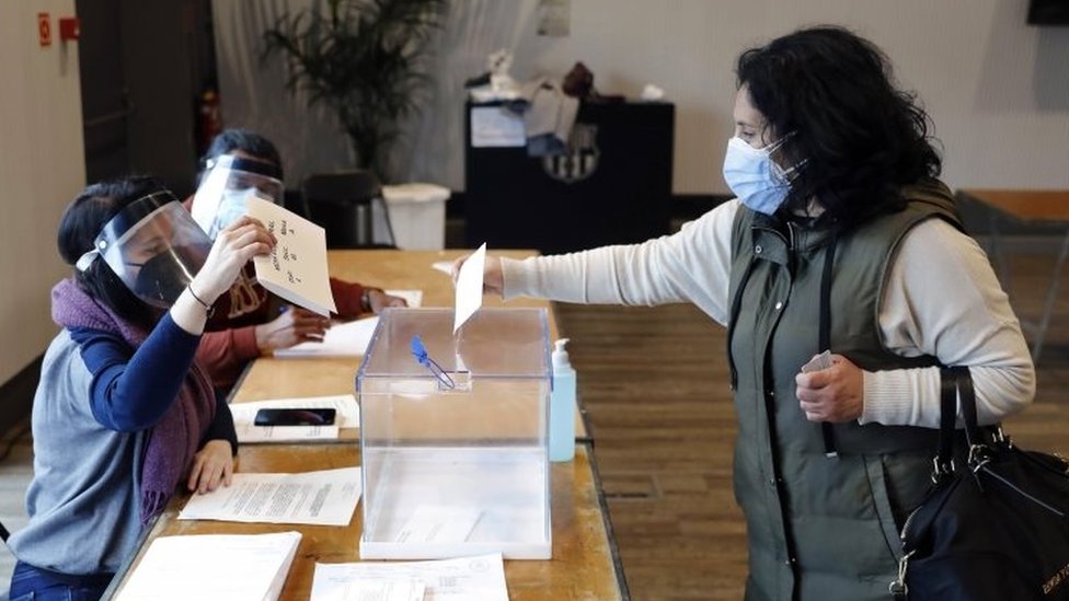 Španija i izbori: Separatisti u Kataloniji ojačali posle lokalnih izbora - traže referendum 2 A woman casts her ballot at a polling station in Barcelona. Photo: 14 February 2021