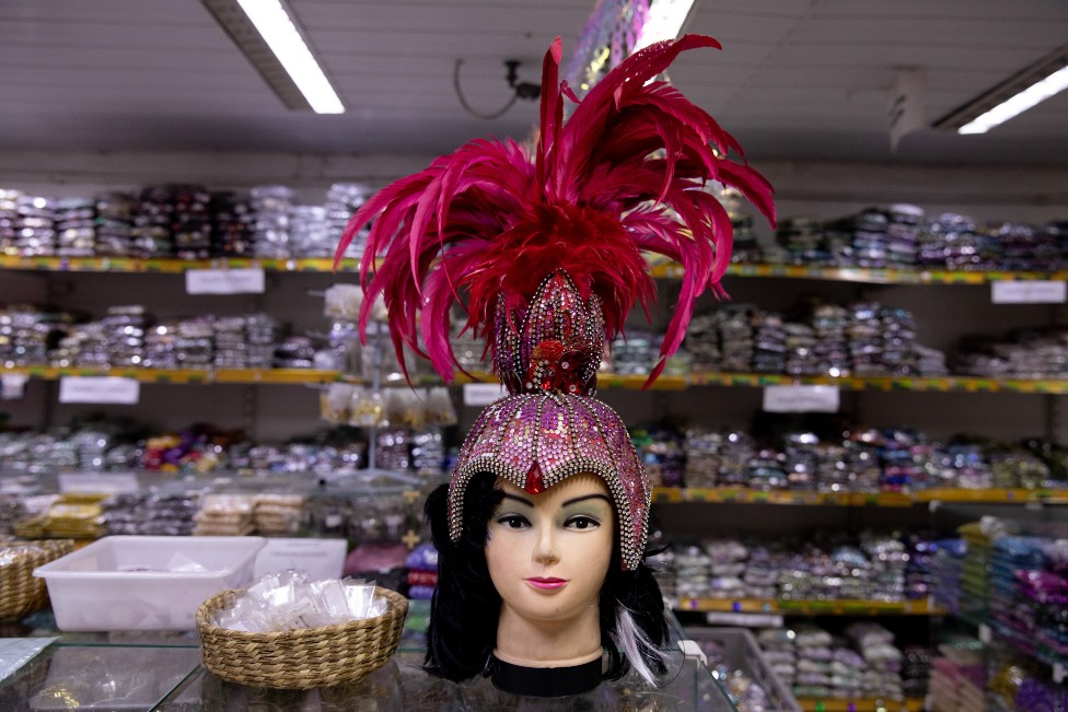 Brazil, korona virus i karneval: Rio de Žaneiro - umesto ludnice na ulicama, tišina 8 A headdress is displayed on a mannequin's head