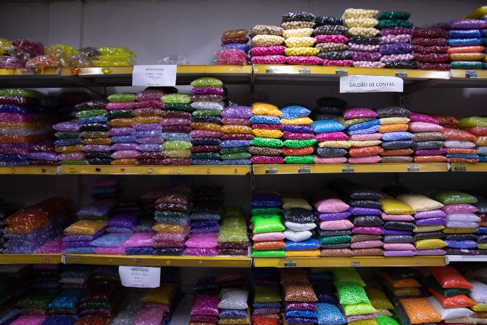 Brazil, korona virus i karneval: Rio de Žaneiro - umesto ludnice na ulicama, tišina 10 Beads are on display at Babado