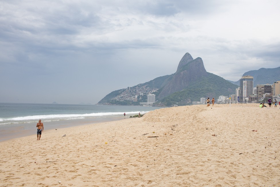 Brazil, korona virus i karneval: Rio de Žaneiro - umesto ludnice na ulicama, tišina 11 View of the beach with the Two Brothers mountains in the background