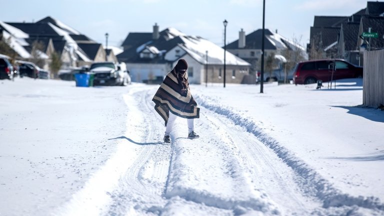 Vremenske nepogode i Amerika: Snežna oluja okovala SAD - 21 čovek preminuo, širom zemlje restrikcije struje 1 A Texan wearing a poncho in the snow