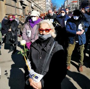 Održan pomen medicinarima preminulim od kovida ispred Vlade Srbije (FOTO, VIDEO) 8