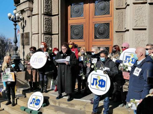 Održan pomen medicinarima preminulim od kovida ispred Vlade Srbije (FOTO, VIDEO) 9