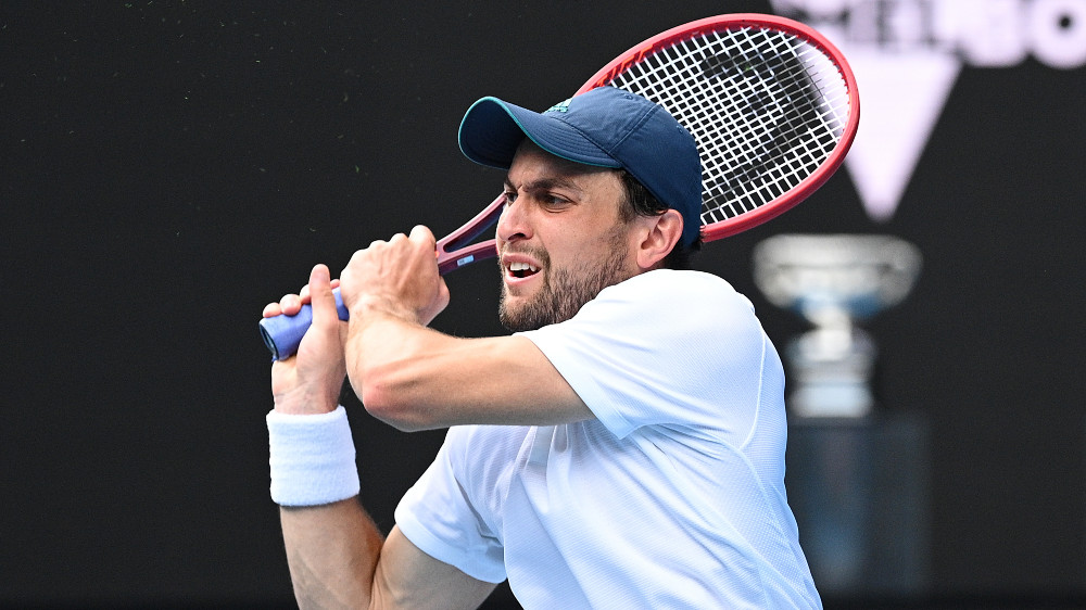 Karacev udara kao Tajson 1