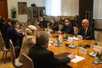 Srbija i Rusija uspostavile zajedničku proizvodnju vakcine "Sputnjik Ve" na teritoriji Srbije Ruski stručnjaci procenili da postoje tehnološki uslovi za proizvodnju Sputnjik V u Srbiji 11