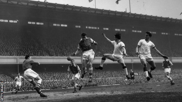 Fudbal, Engleska i Mančester Junajted: Minhenska tragedija - od karmina na kragnama do pranja kovčega 1 A still from the match between Arsenal and Manchester United at Highbury on 1 February 1958