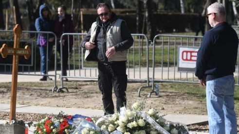 Đorđe Balašević sahranjen uz zvuke tambure (FOTO) 5