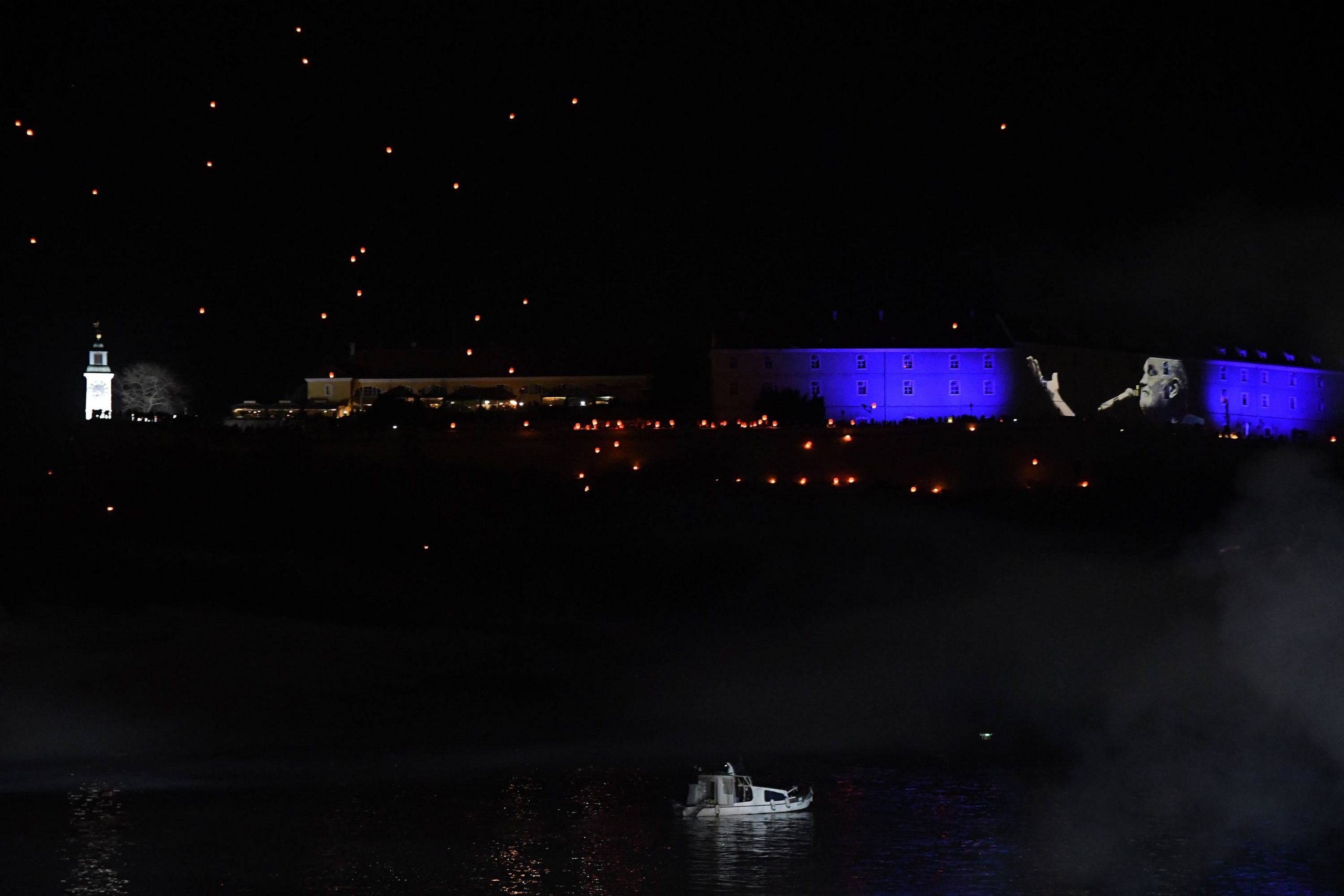 Na novosadskom keju večeras „Noć kad je Đole preplivao Dunav“ (FOTO) 1