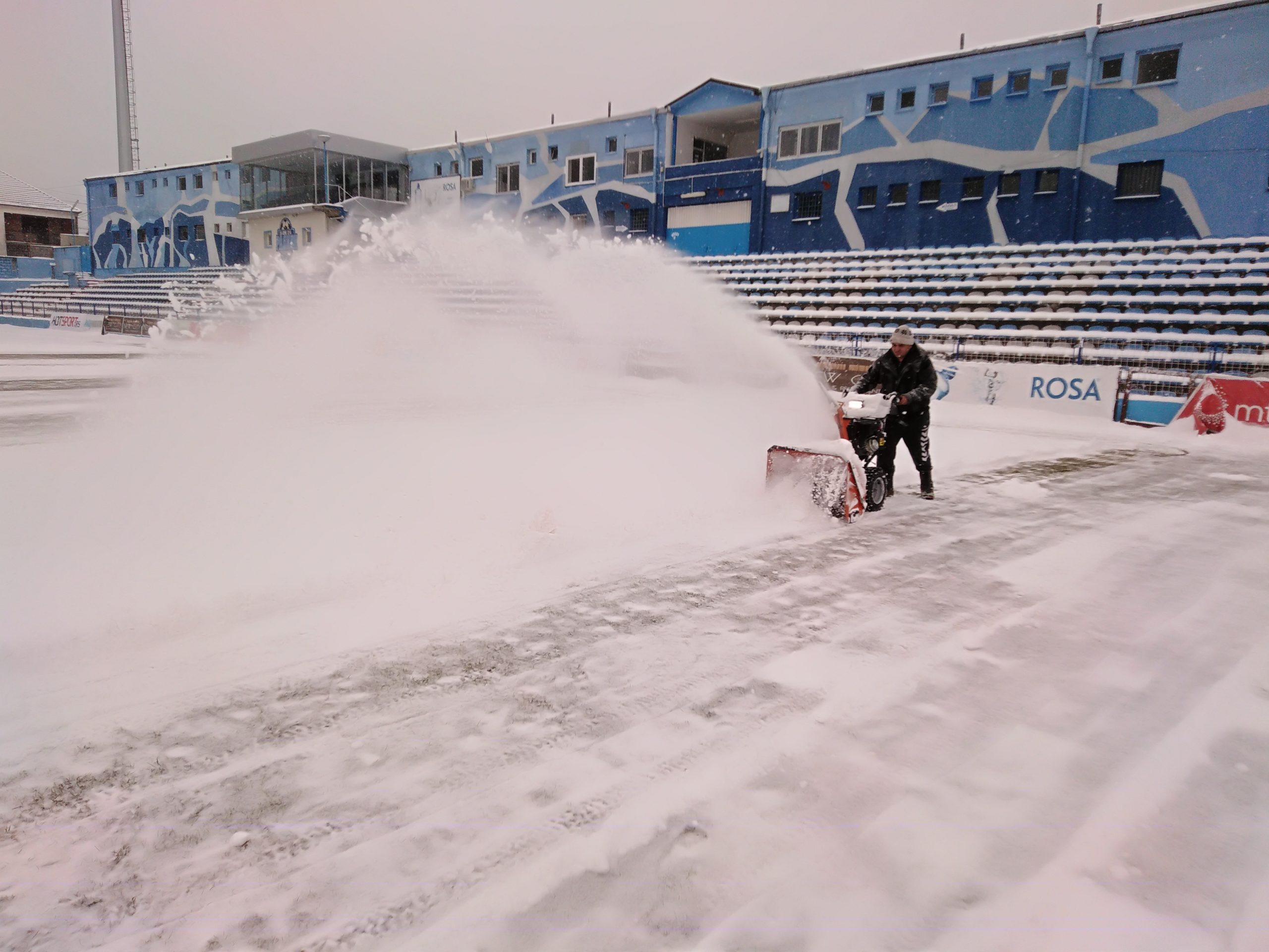 Surduličani sređuju teren za utakmicu protiv Napretka 1