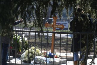 Đorđe Balašević sahranjen uz zvuke tambure (FOTO) 2