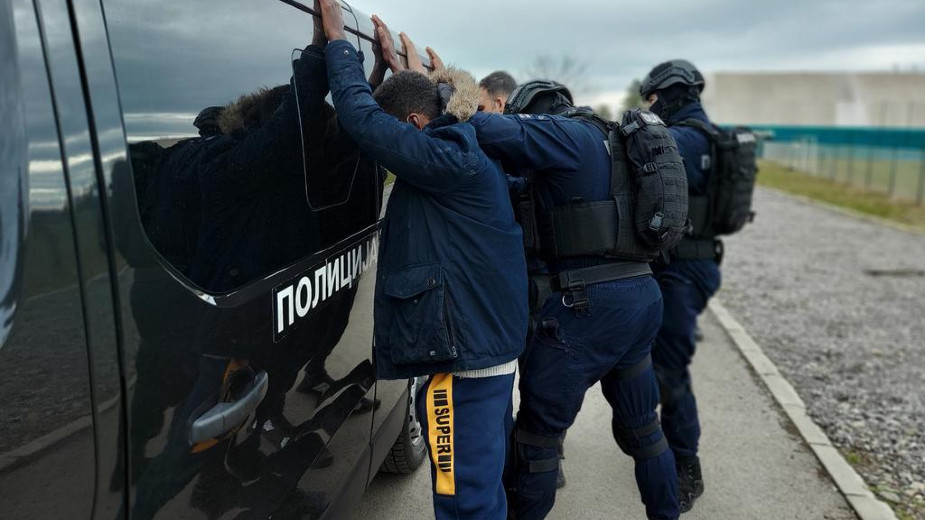 Taksisti u Boljevcu krijumčarili 18 migranata iz Sirije 1