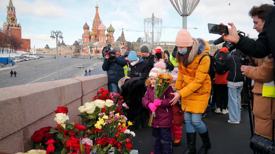 Nekoliko stotina ljudi na obeležavanju godišnjice ubistva ruskog opoziconara Njemcova (FOTO) 1
