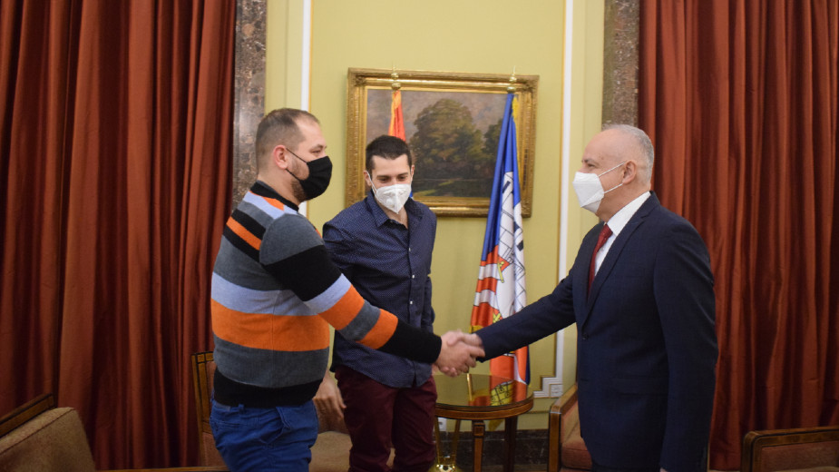 Gradonačelnik Radojičić primio heroje koji su iz požara na Čukarici spasili tri života 1