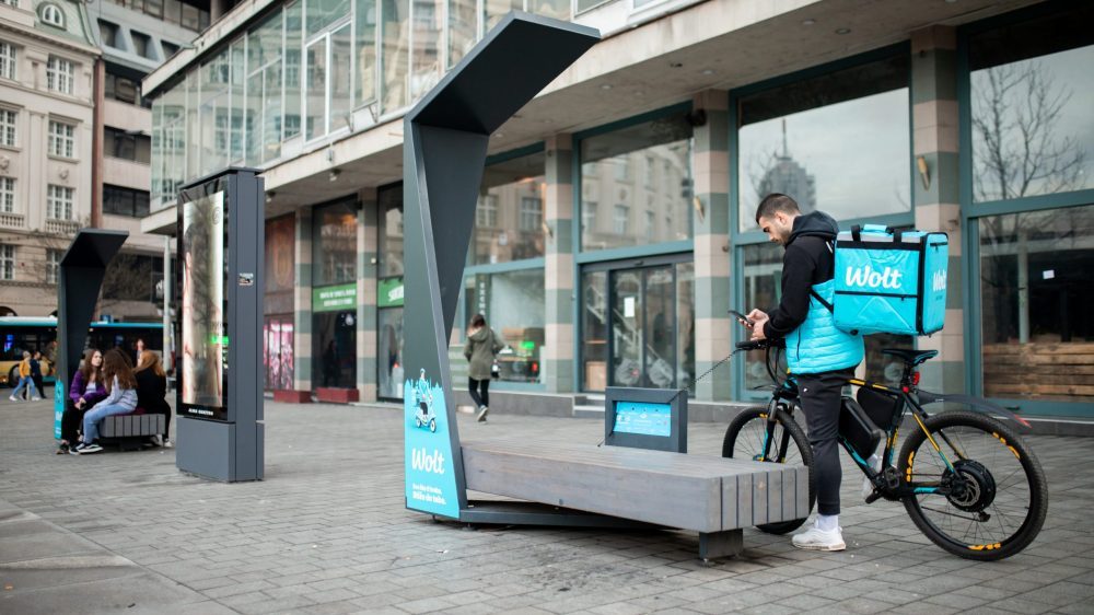 Inovacije na Trgu Republike - pametne klupe za čistiji Beograd 2