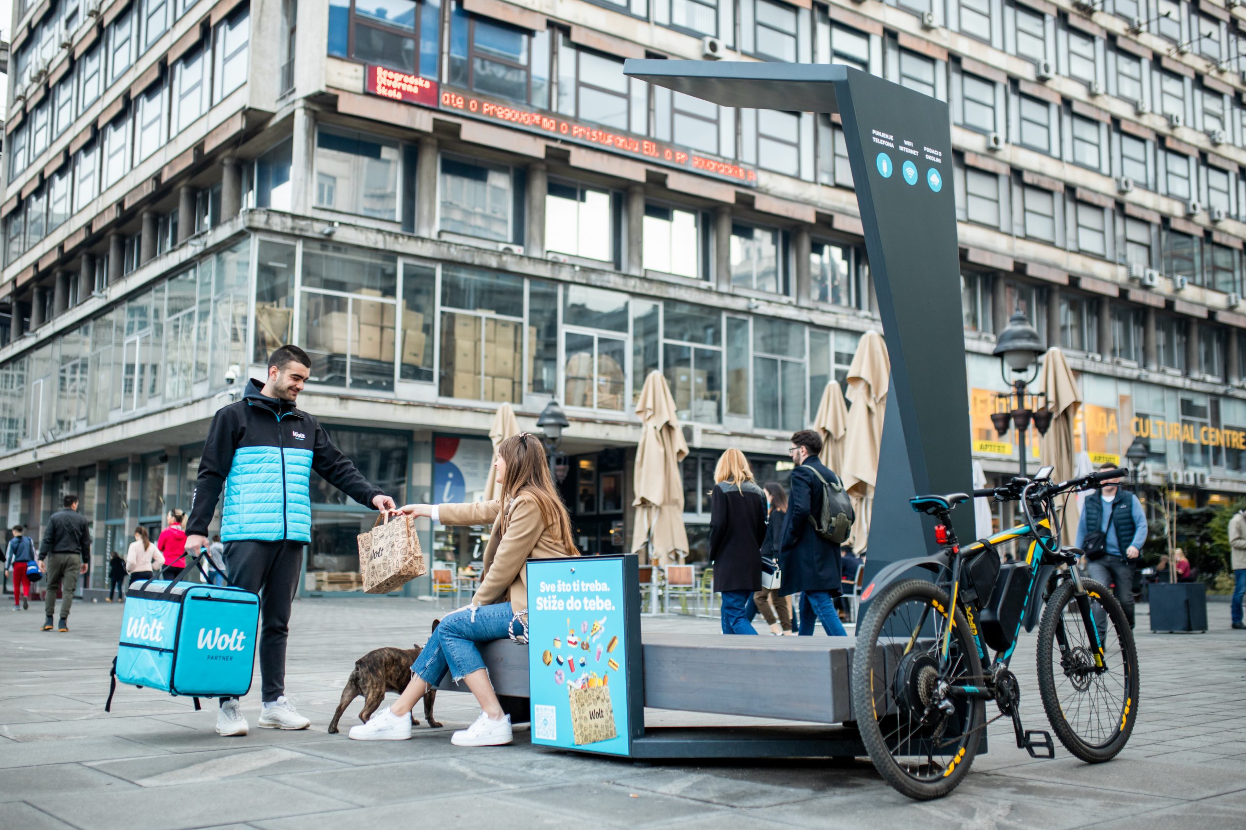 Inovacije na Trgu Republike - pametne klupe za čistiji Beograd 1