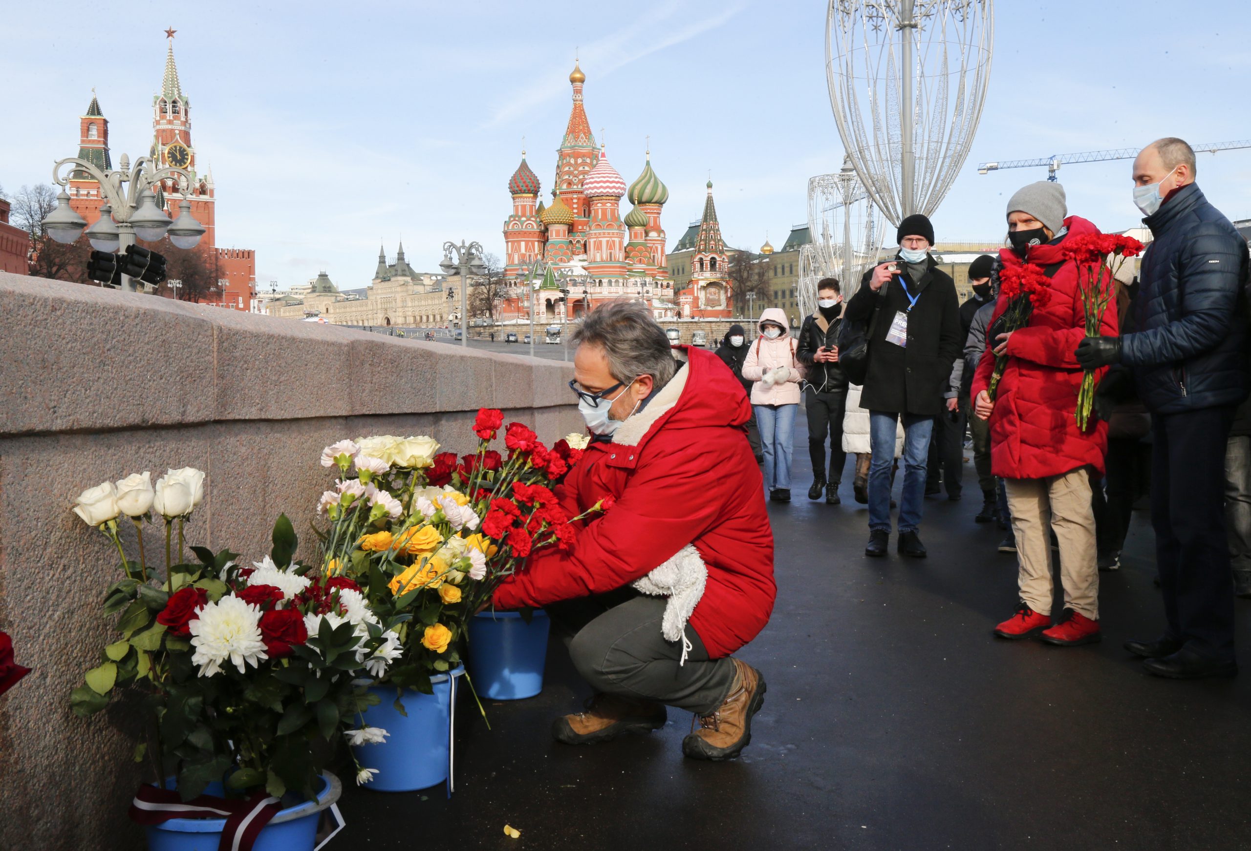 Nekoliko stotina ljudi na obeležavanju godišnjice ubistva ruskog opoziconara Njemcova (FOTO) 2