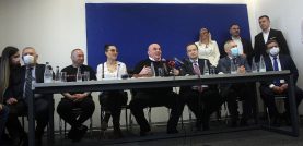 Za svakog novinara paket mesa i torta 5