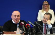 Za svakog novinara paket mesa i torta 6