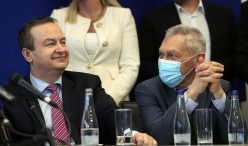 Za svakog novinara paket mesa i torta 10