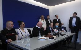 Za svakog novinara paket mesa i torta 7