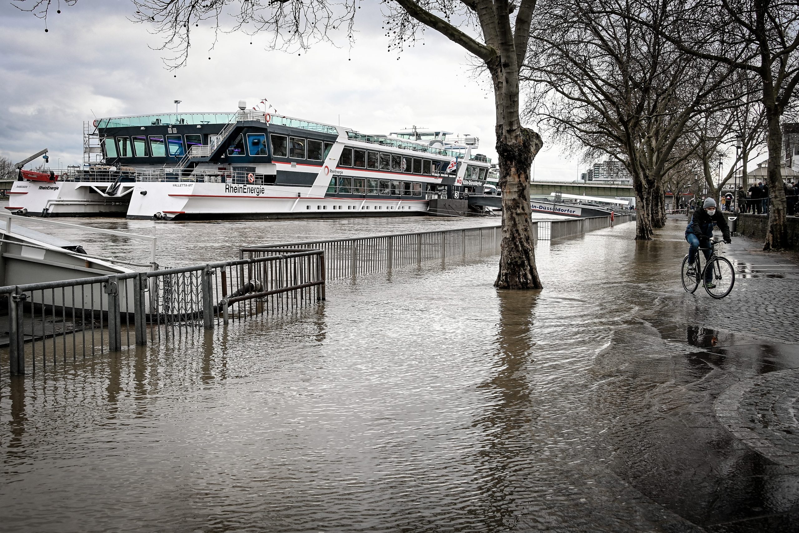 Sneg se topi, pada kiša, poplave u Nemačkoj 1