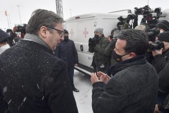 Vučić na prelazu Tabanovce uručio Zaevu prvi kontingent vakcina protiv korone 10