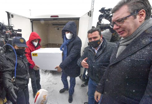 Vučić na prelazu Tabanovce uručio Zaevu prvi kontingent vakcina protiv korone 11