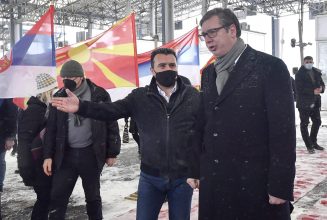 Vučić na prelazu Tabanovce uručio Zaevu prvi kontingent vakcina protiv korone 5