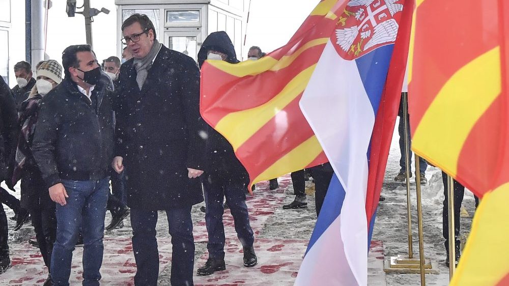 Vučić na prelazu Tabanovce uručio Zaevu prvi kontingent vakcina protiv korone 1