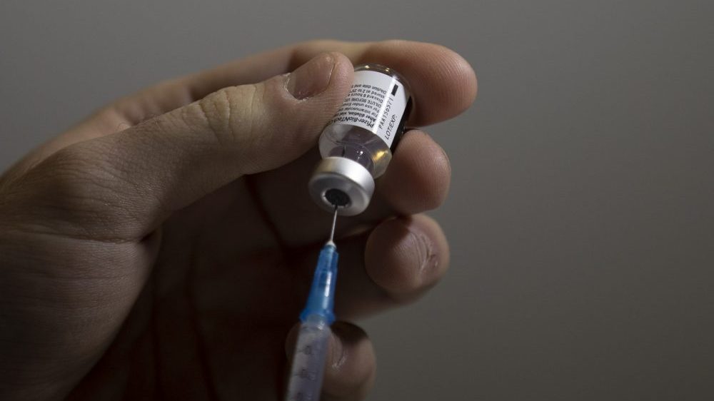 Ugroženi pacijenti u Izraelu počinju da primaju treću dozu Fajzer vakcine 1