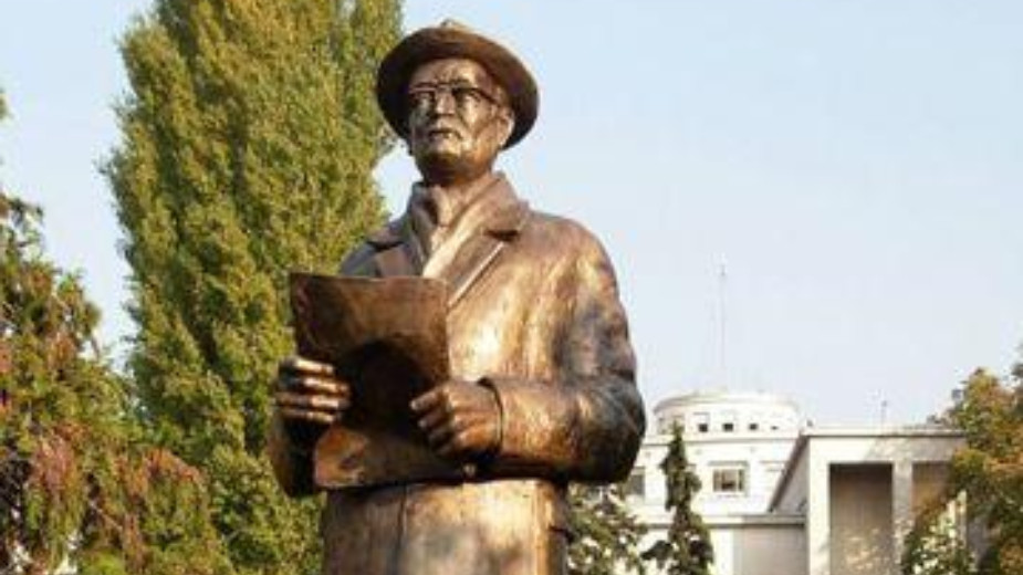 Sutra polaganje cveća na spomenik Vasi Stajiću 1