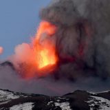 Etna više od nedelju dana redovno izbacuje lavu 14