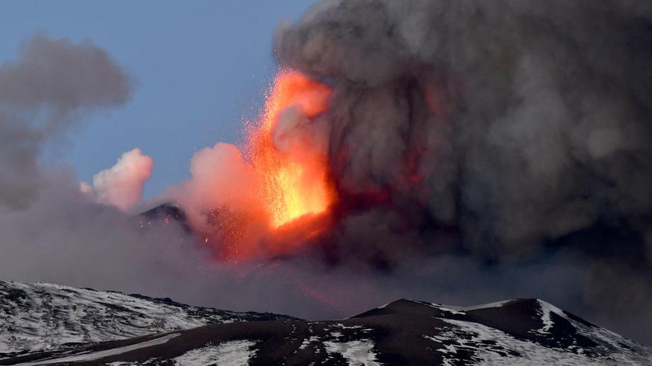 Etna više od nedelju dana redovno izbacuje lavu 1
