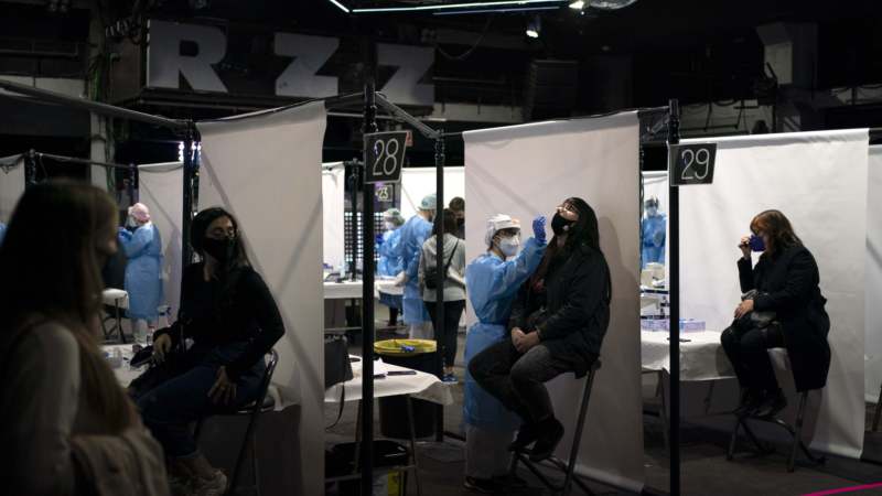 Eksperiment španskih vlasti: Na koncertu u Barseloni 5.000 ljudi uz brzo testiranje na korona virus 1