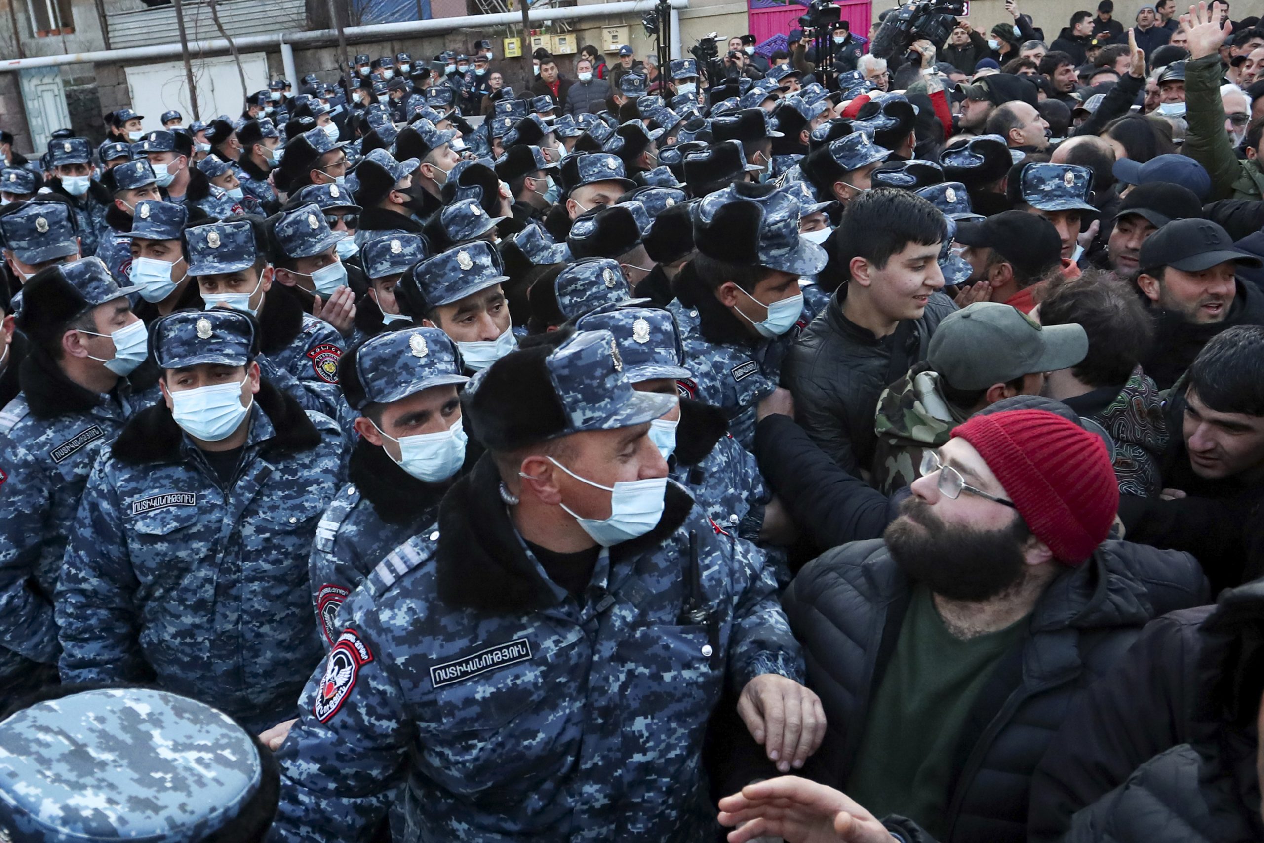 Hiljade pristalica opozicije blokirale parlament Jermenije 1