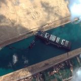 Američka ratna mornarica spremna da pomogne u deblokiranju broda u Sueckom kanalu 4