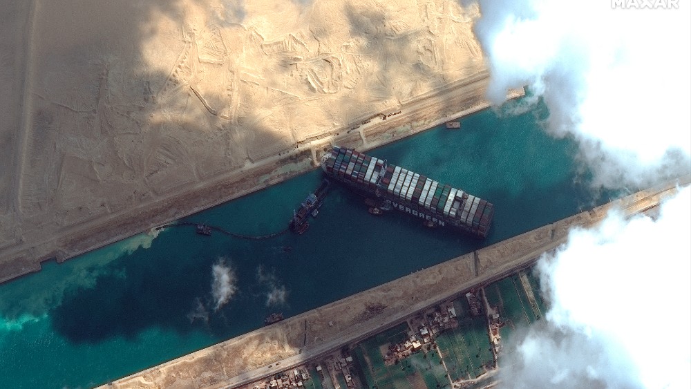 Američka ratna mornarica spremna da pomogne u deblokiranju broda u Sueckom kanalu 1