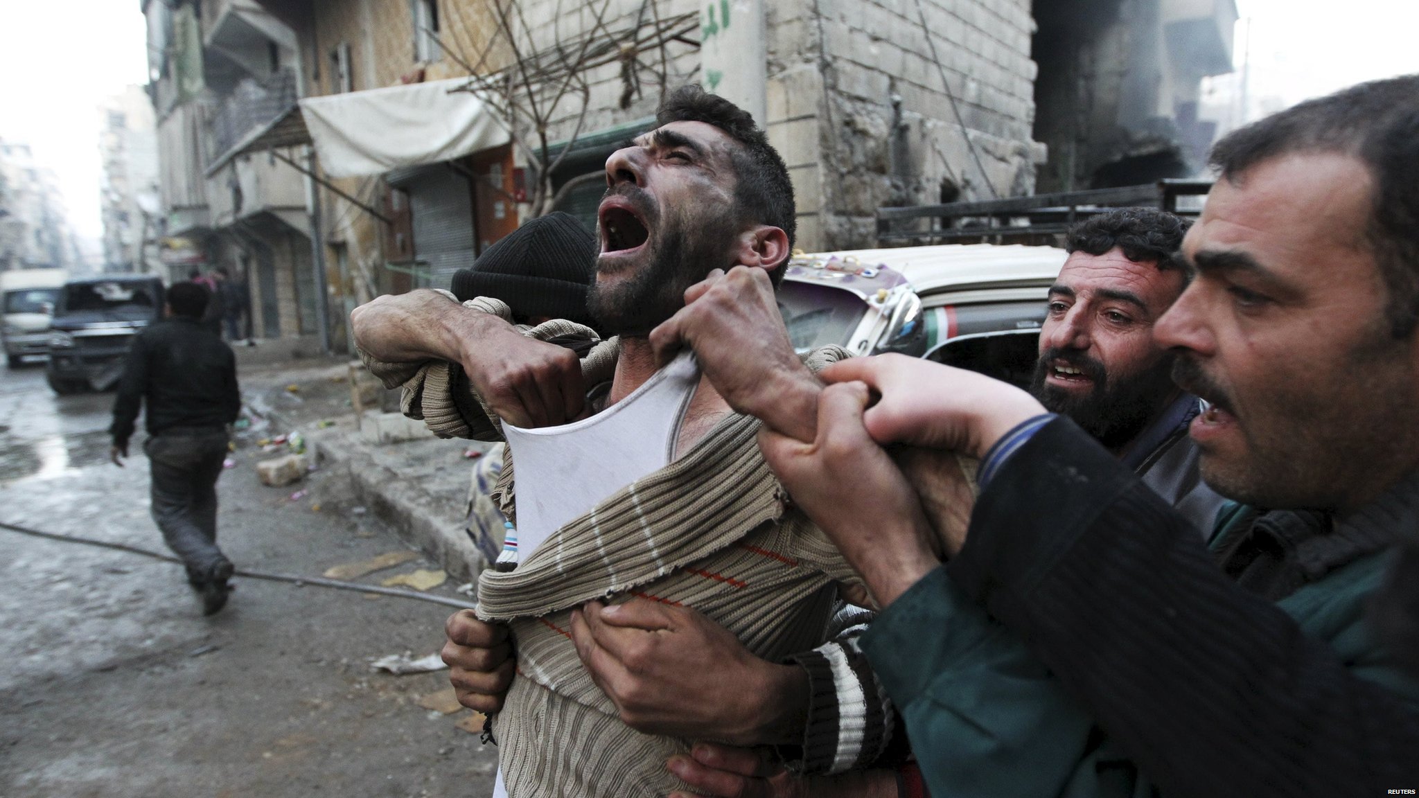 Sukobi i Bliski istok: Zašto rat u Siriji rat traje 10 godina 1 A father reacts after the death of two of his children by shellfire in the rebel-held al-Ansari area of Aleppo, Syria (3 January 2013)