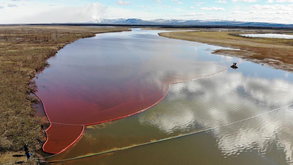 Rusija i zagađenje: Rekordna kazna za jednu od najvećih ekoloških katastrofa - dve milijarde dolara 1 Image shows a large diesel spill in the Ambarnaya River outside Norilsk in Russia