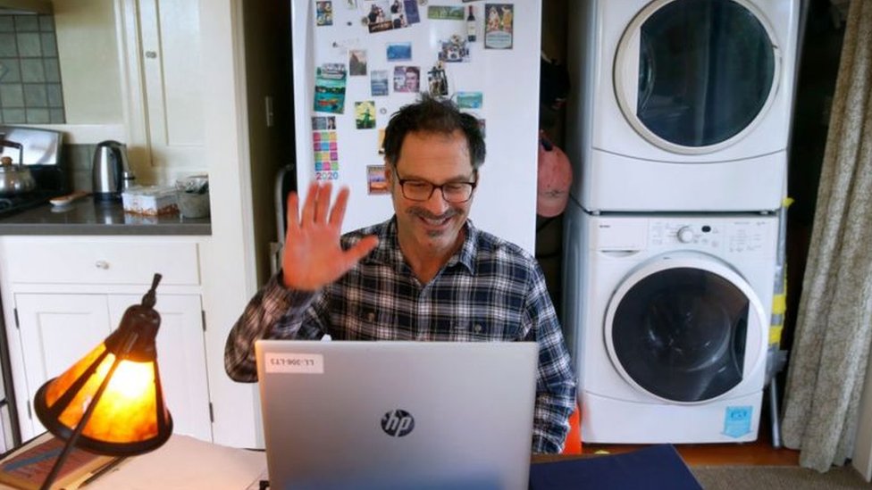 Godinu dana korona virusa, izbori, protesti: Od prvog slučaja do prvih vakcina 6 muškarac za kompjuterom