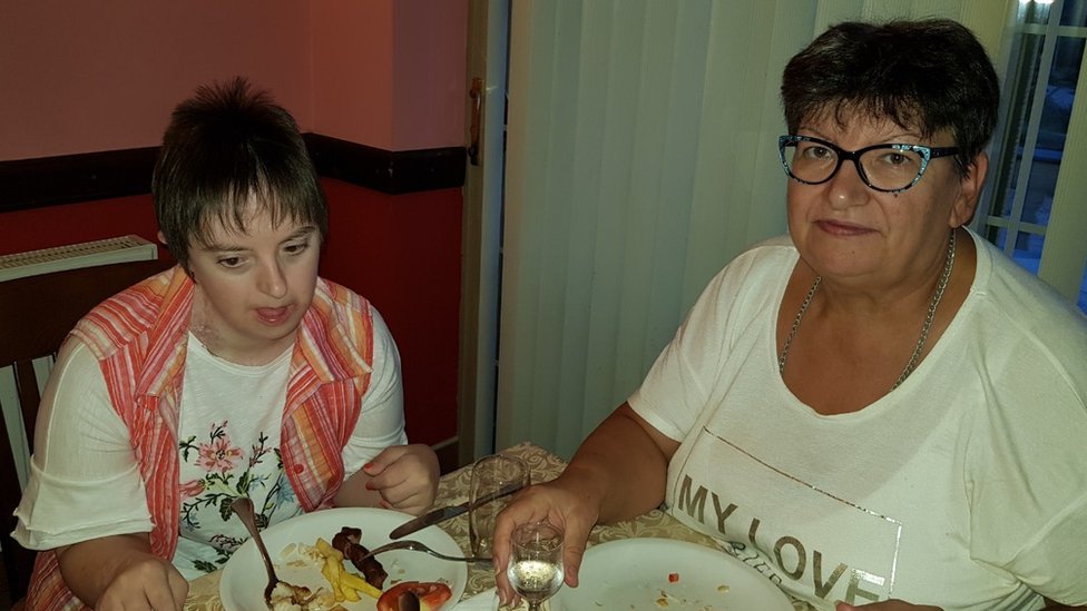 Roditelji i Srbija: Kako sam saznala da mi dete ima Daunov sindrom 2 Snežana Milivojević kaže da je Ivana bila željeno dete i da bi je verovatno rodila i da je u trudnoći znala za njenu dijagnozu