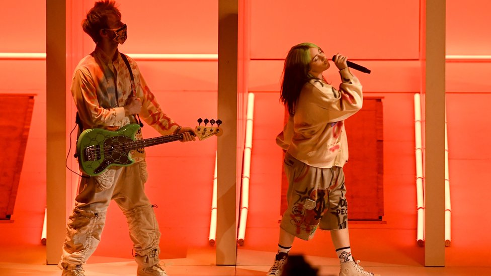 Korona virus i muzika: Kako ćemo slušati muziku uživo u doba posle Kovida-19 4 Billie Eilish and Finneas O'Connell at the AMAs
